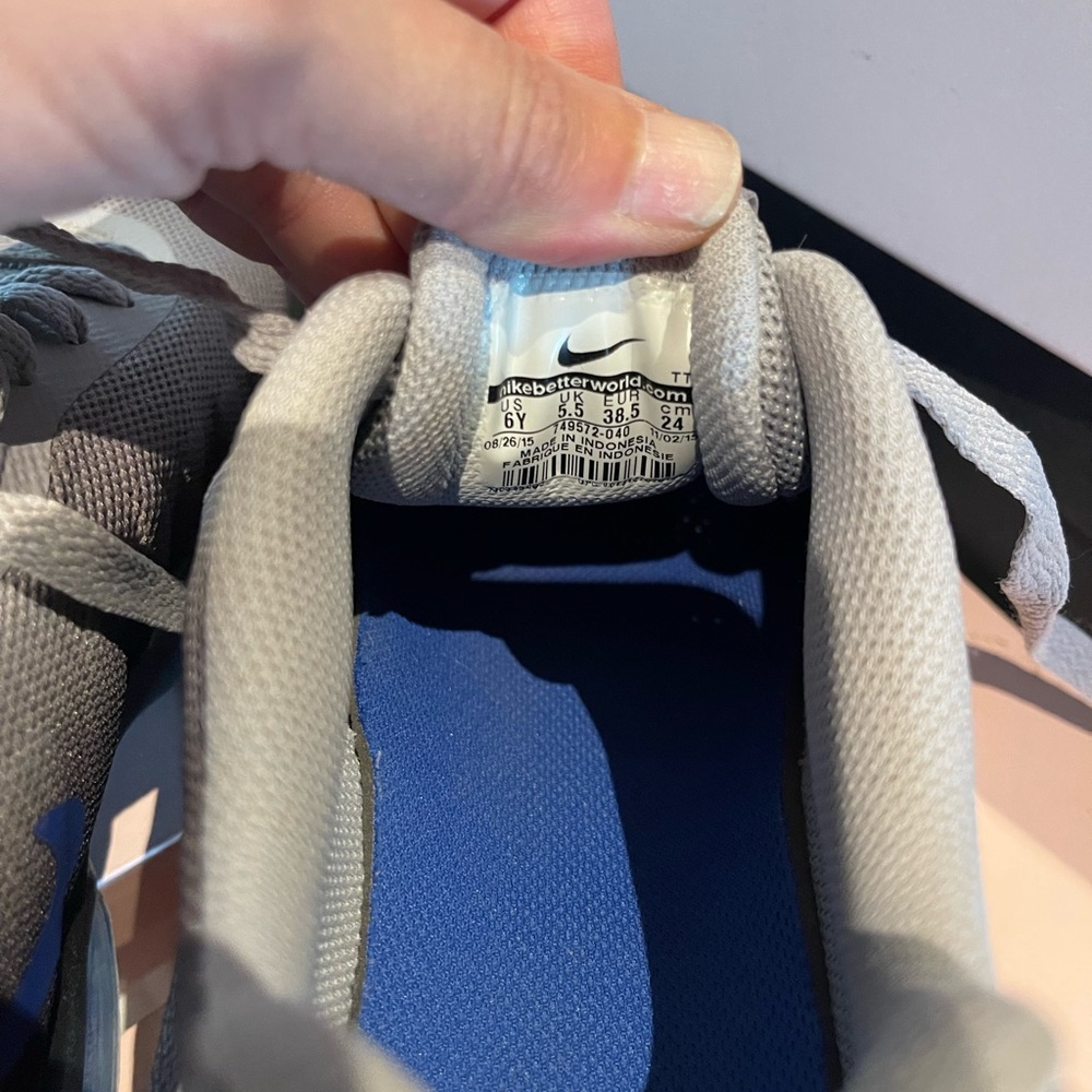 Nike - Picture 3 of 4